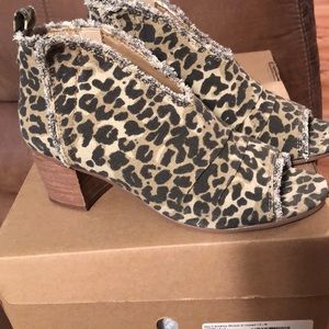 Very G Sunshine Leopard bootie boots